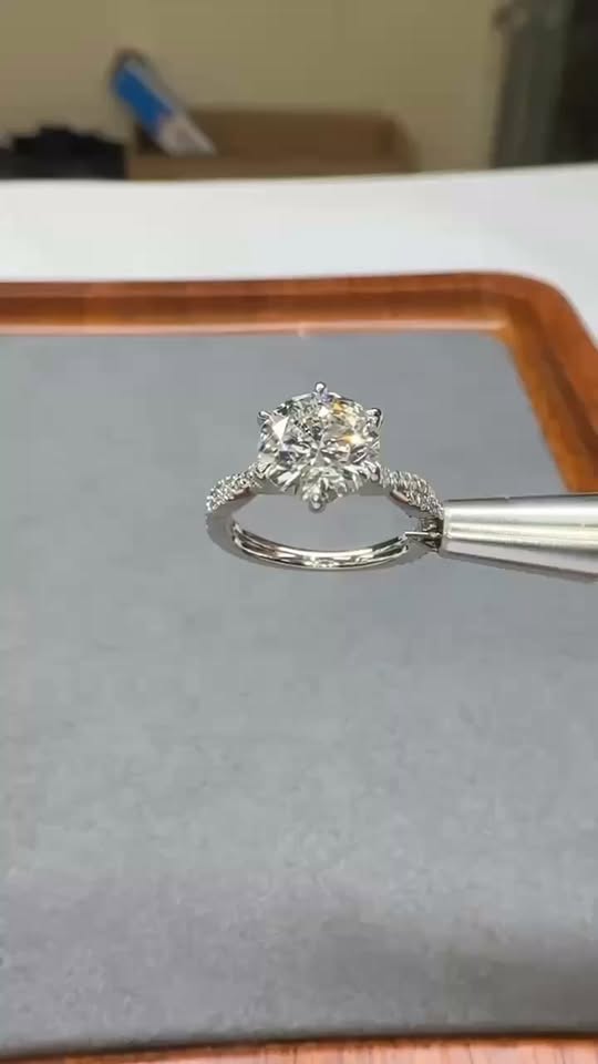 Round Twisted Pave Diamond Ring | 3ct