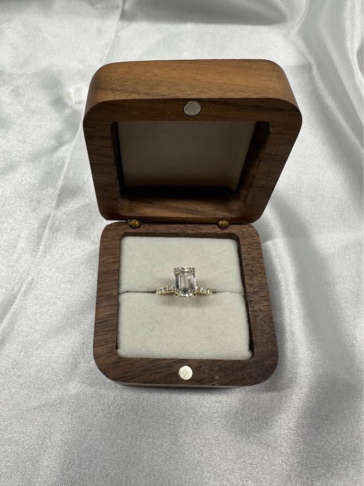 Emerald Cut Diamond Ring | 2ct | IGI Certified