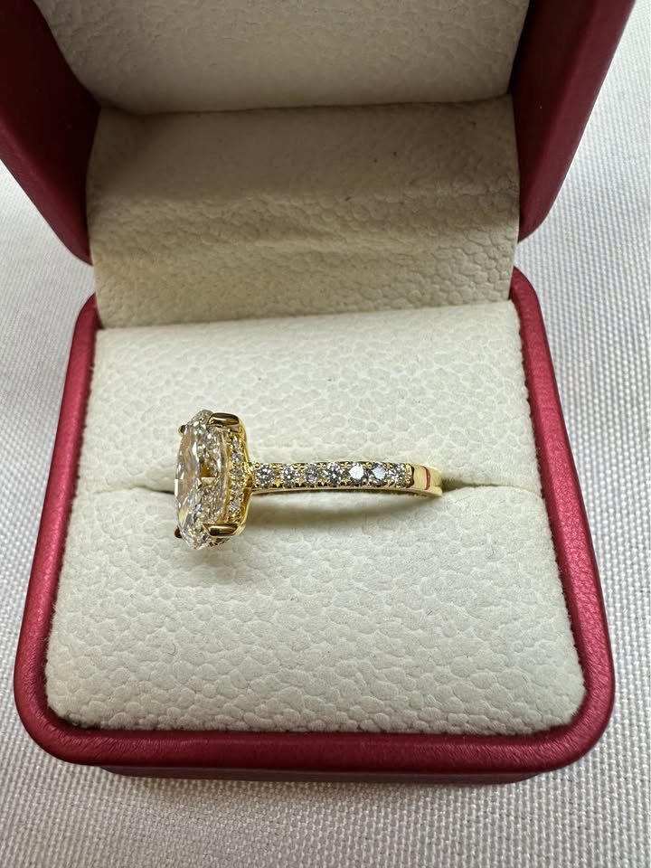 Oval cathedral diamond ring, 2.5ct, 14K yellow gold, side profile