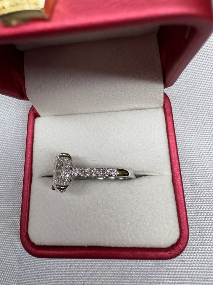 Oval cathedral diamond ring, 3ct, 14K white gold, side view
