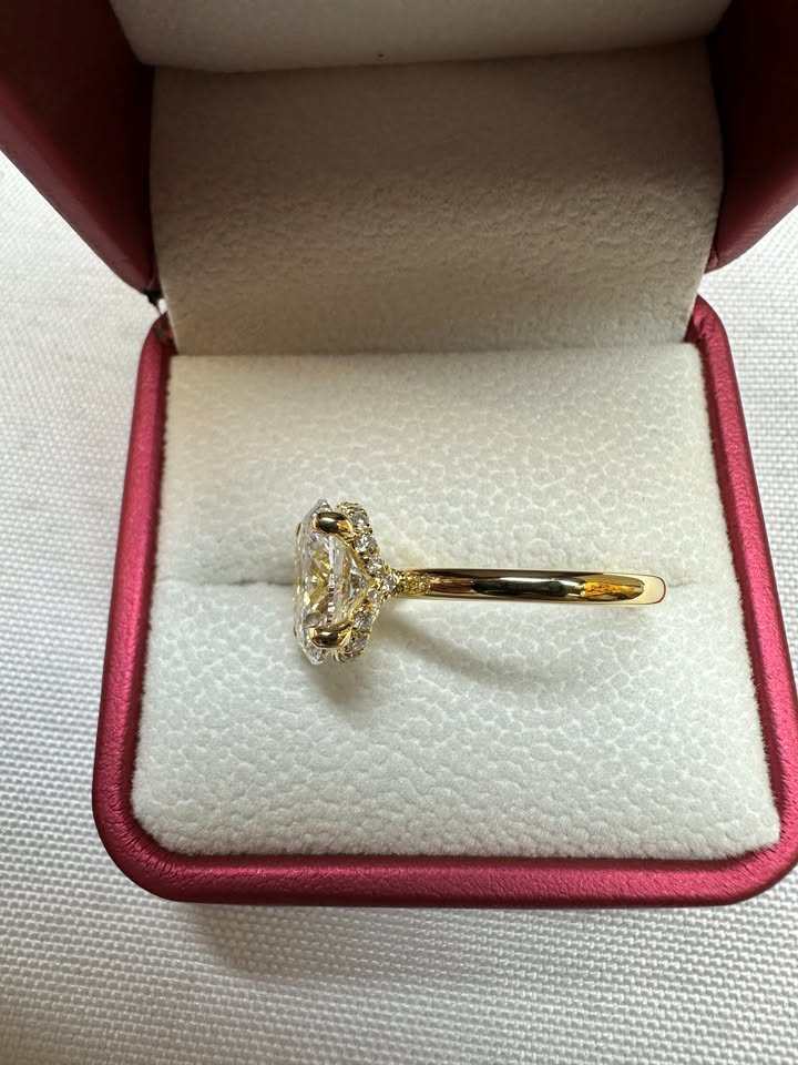 Oval diamond halo ring, 3ct, 14K yellow gold — side view