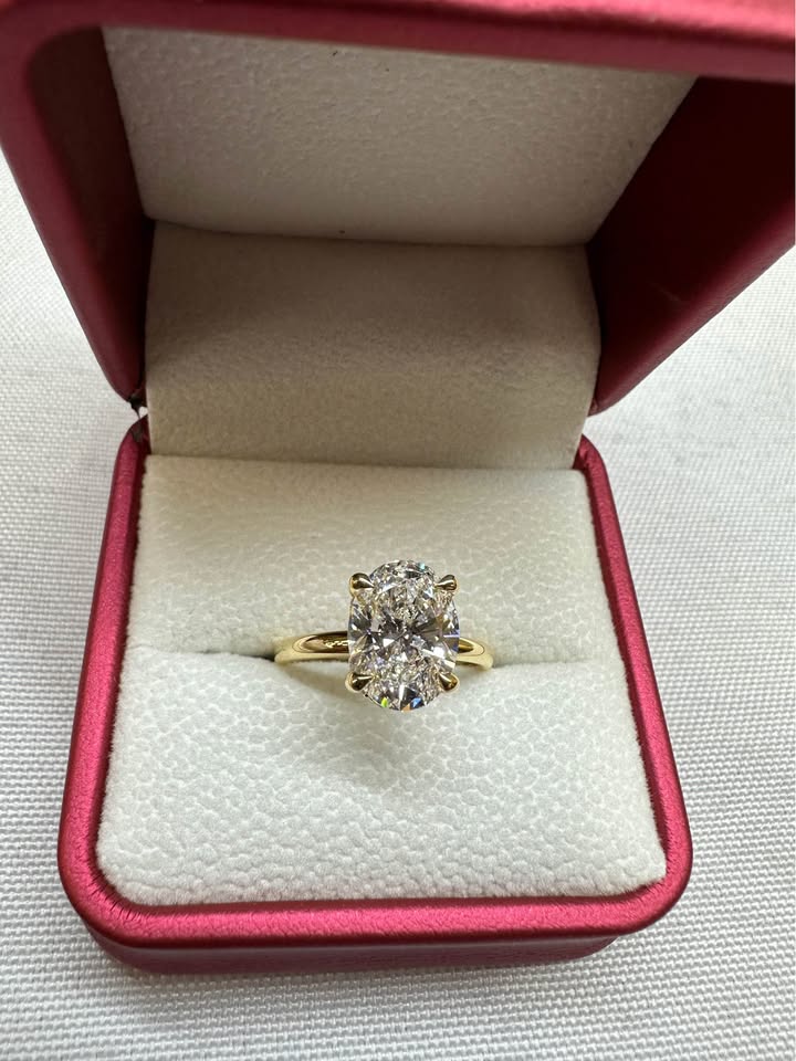 Oval diamond halo ring, 3ct, 14K yellow gold — main view