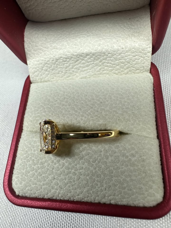 Oval hidden halo ring, 2ct, 14K yellow gold — side view