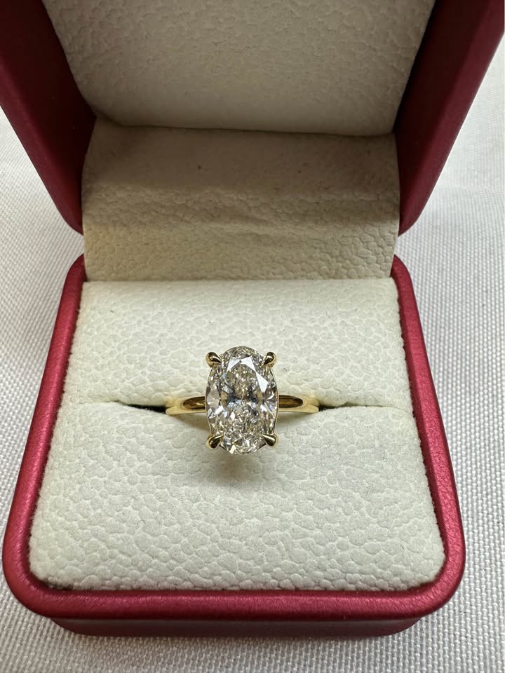 Oval brilliant solitaire ring, 2.6ct, 14K yellow gold — main view