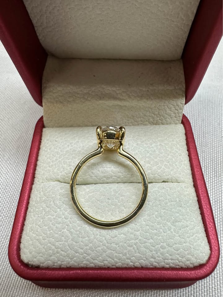 Oval brilliant solitaire ring, 2.6ct, 14K yellow gold — top view