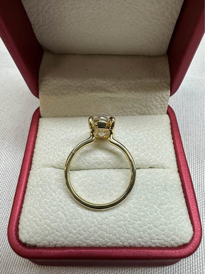 Oval brilliant solitaire ring, 2.6ct, 14K yellow gold — top view
