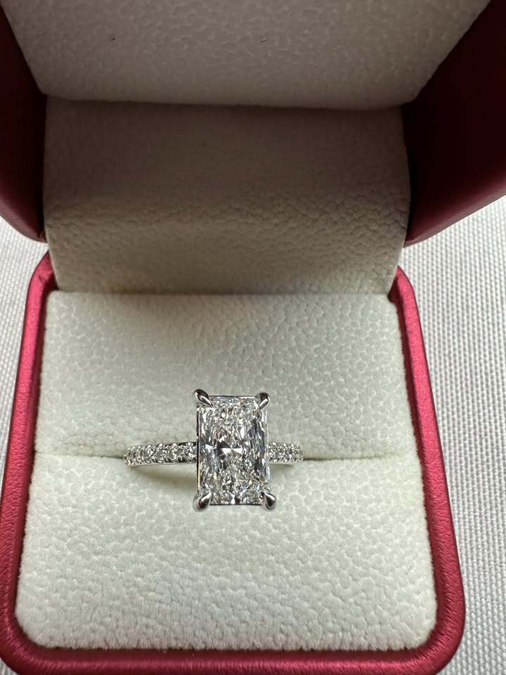 Radiant cut diamond ring, 2ct, 14K white gold — main view