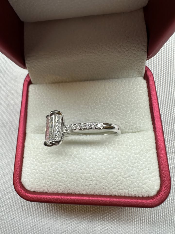 Radiant cut diamond ring, 2ct, 14K white gold — side view