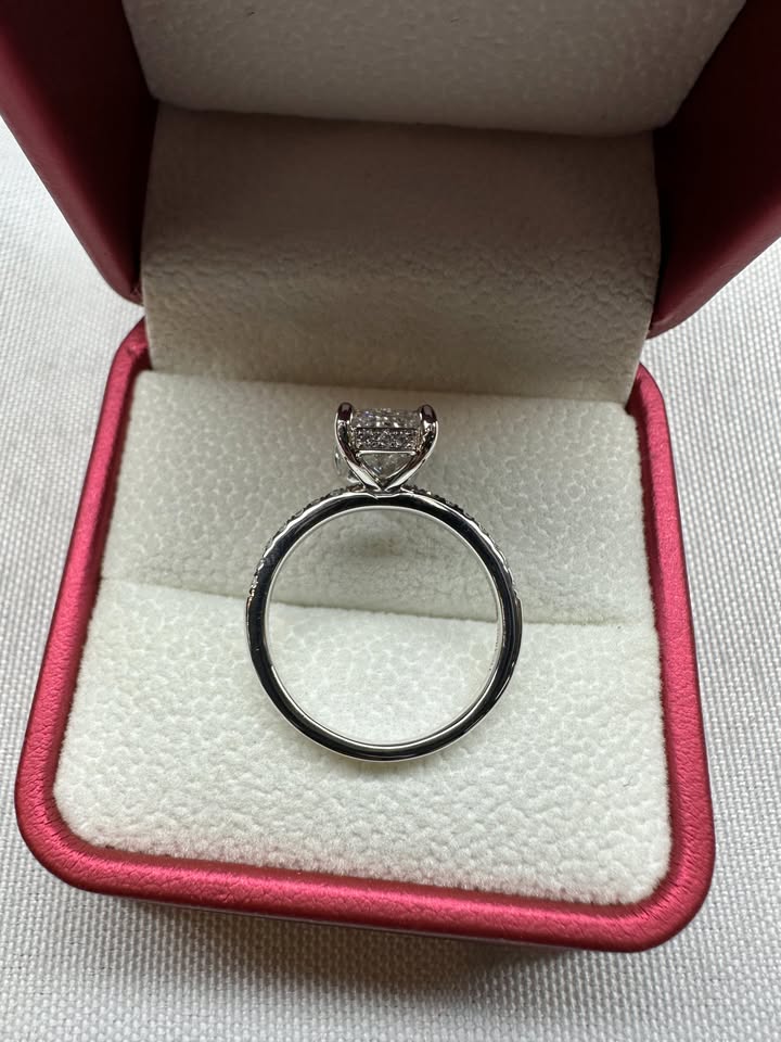 Radiant cut diamond ring, 2ct, 14K white gold — top view