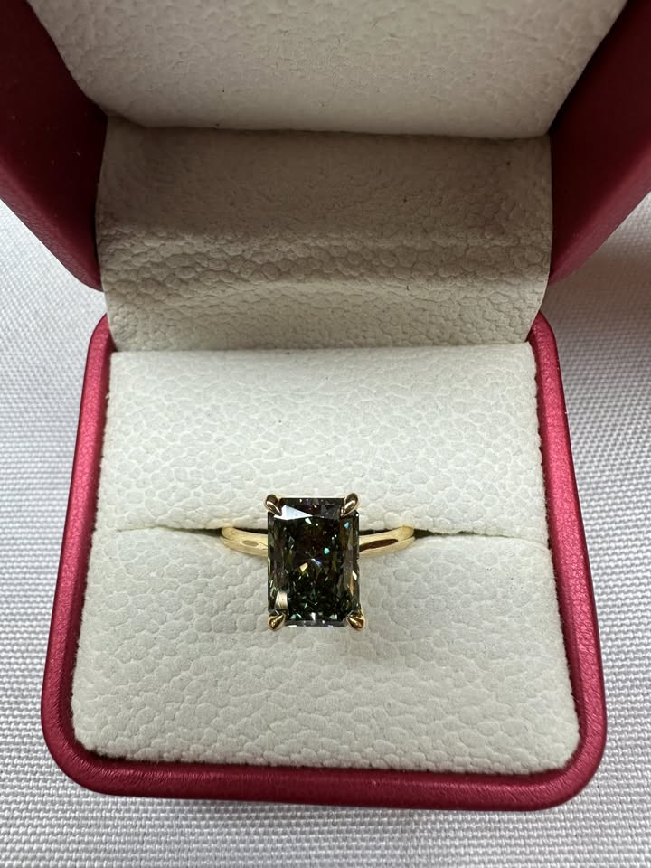 Green radiant diamond ring, 3ct, 14K yellow gold — main view