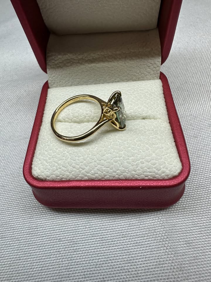 Green radiant diamond ring, 3ct, 14K yellow gold — side view