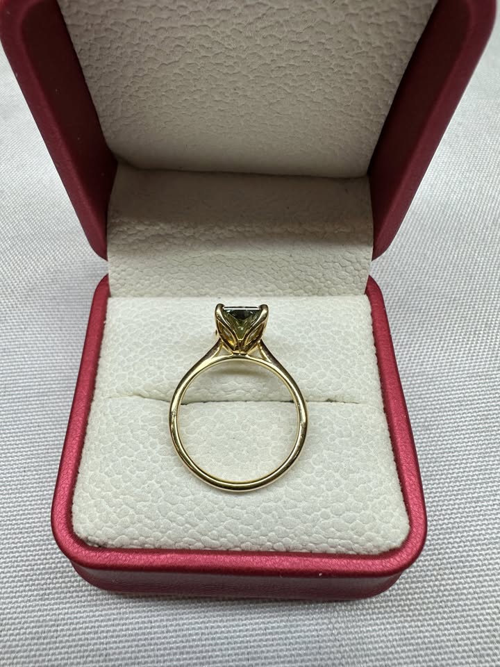 Green radiant diamond ring, 3ct, 14K yellow gold — top view