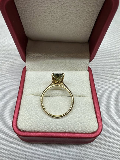 Green radiant diamond ring, 3ct, 14K yellow gold — top view