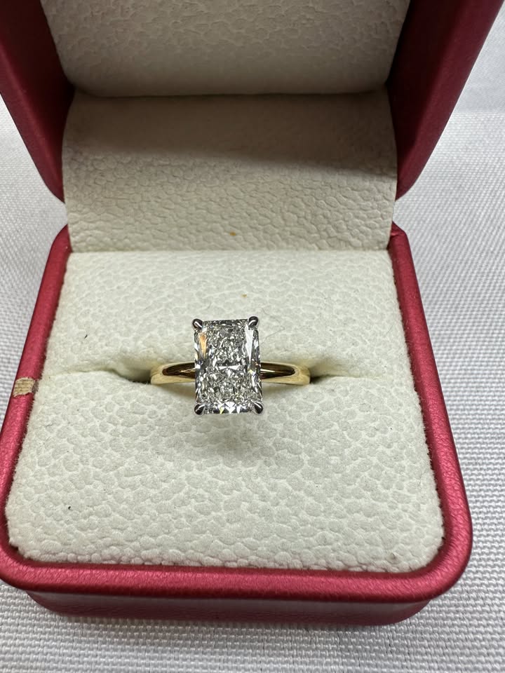 Radiant cut solitaire ring, 2.08ct, 14K yellow gold — main view