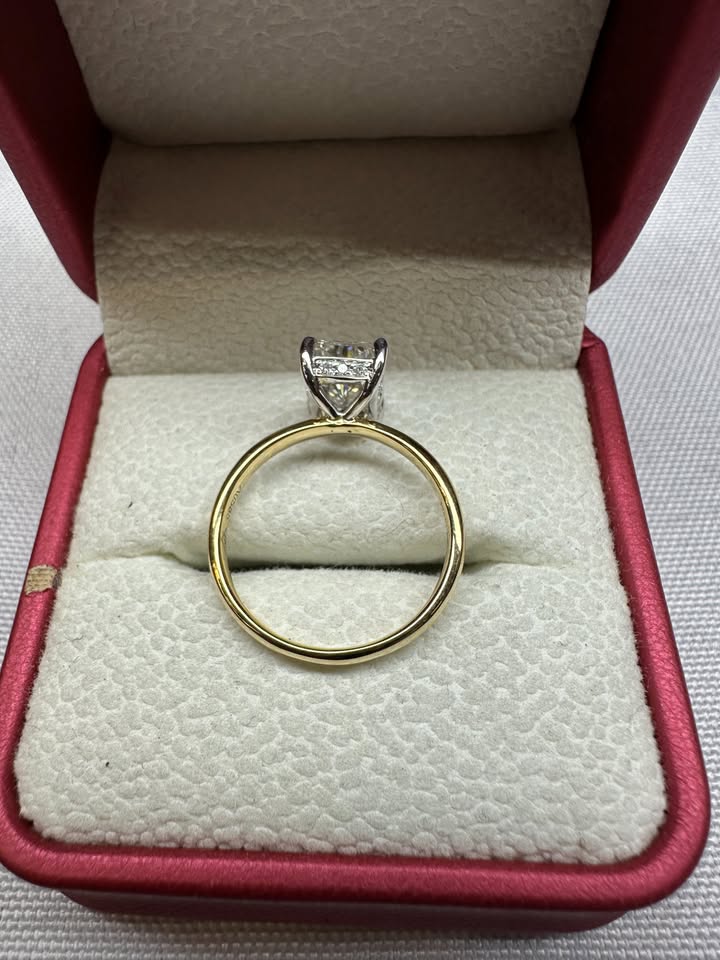 Radiant cut solitaire ring, 2.08ct, 14K yellow gold — top view