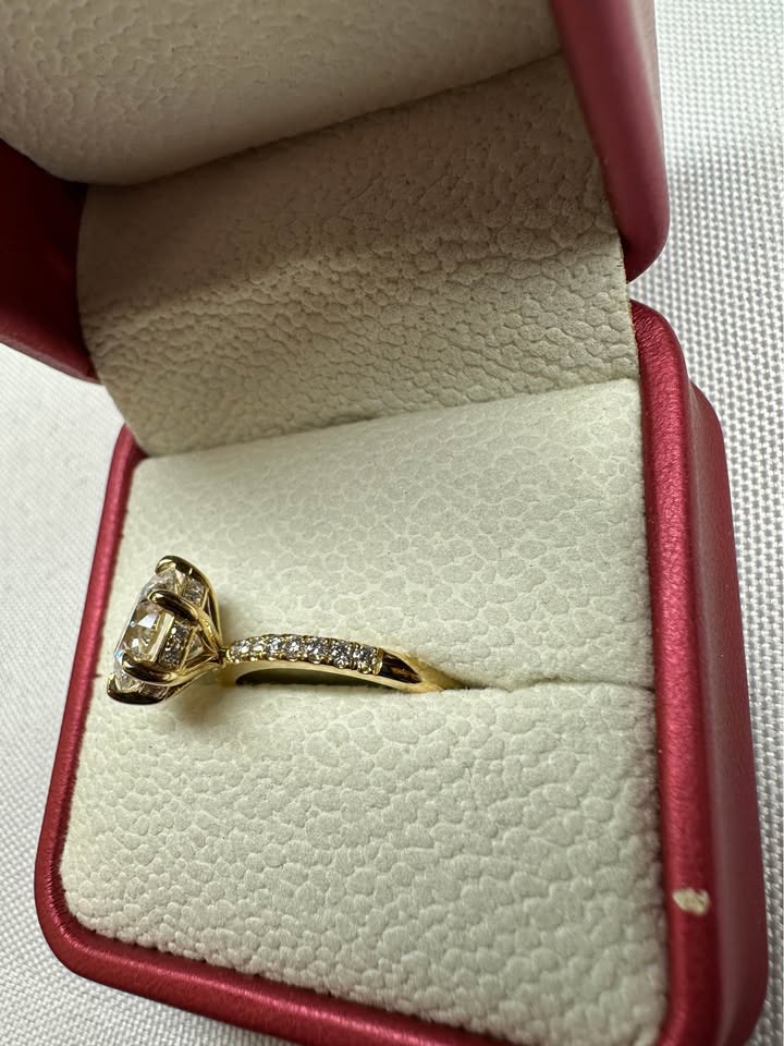 Rue — 3ct round diamond solitaire, side profile showing the pavé band
